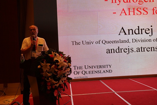 Andrej Atrens教授在作报告.JPG
