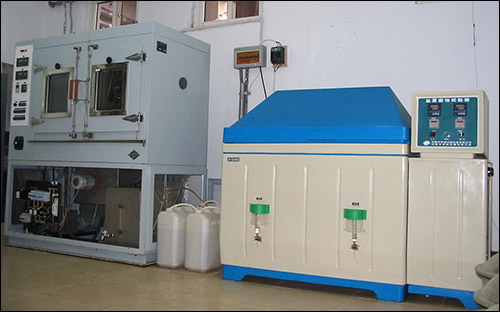 图3 加速试验设备—周浸箱（左）和盐雾箱（右）